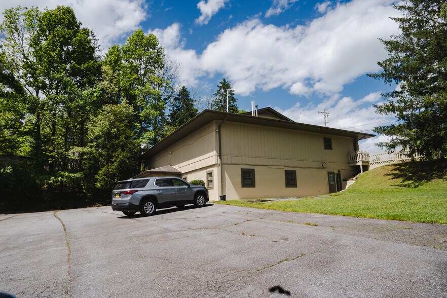 More Photos Of 512-522 S Caldwell St, Brevard Office For Sale