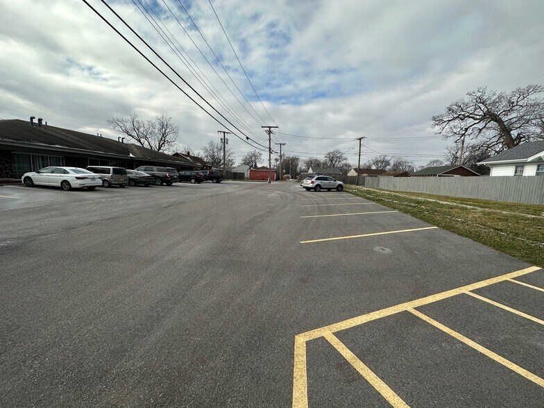 More Photos Of 904 W Old Ridge Rd, Hobart Office For Sale