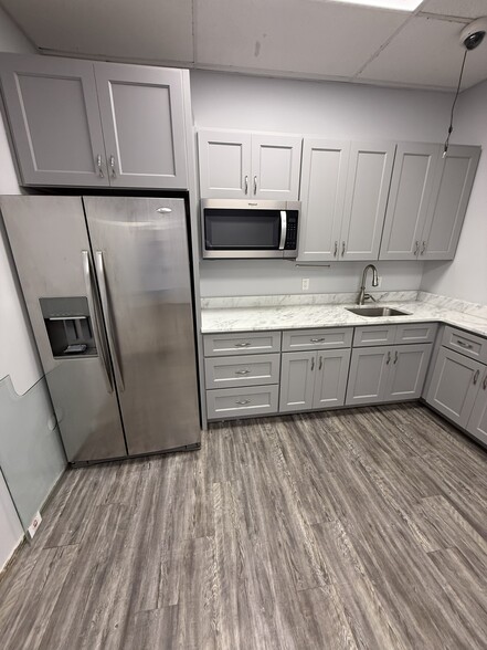 More Photos Of 1384 Remount Rd, Charleston Manufacturing For Lease