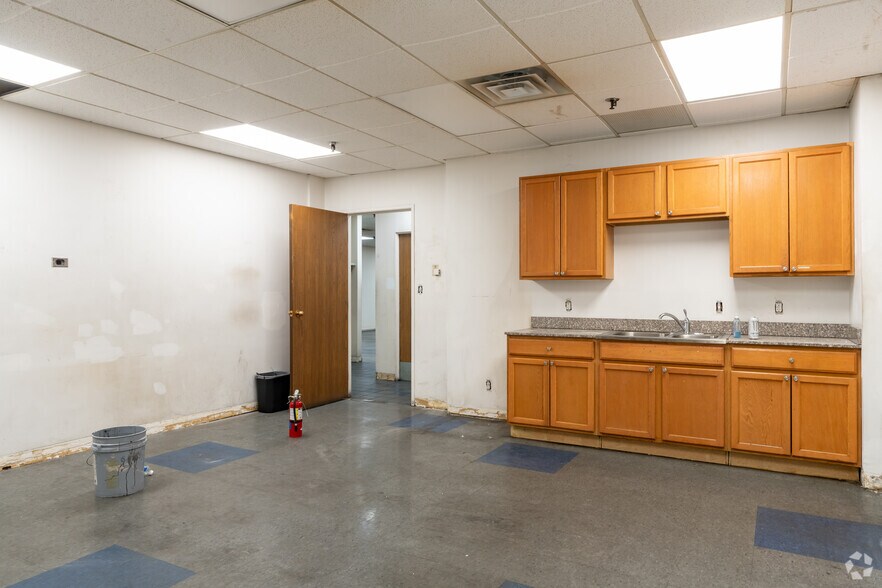 More Photos Of 10800 Ford Rd, Dearborn Warehouse For Lease