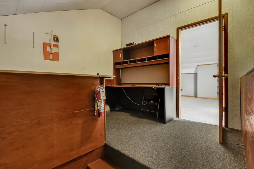 More Photos Of 104 E Barker St, Rice Lake Flex For Sale