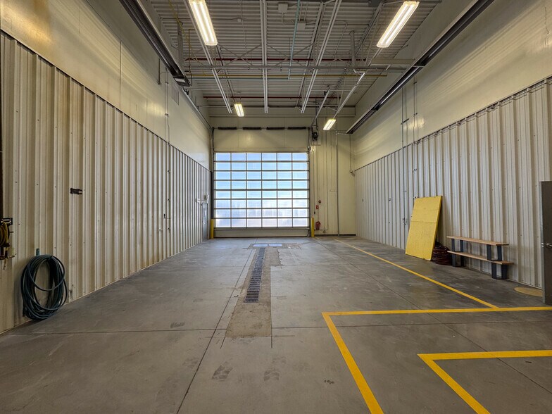 More Photos Of 5783 80th Ave SE, Calgary Service For Lease