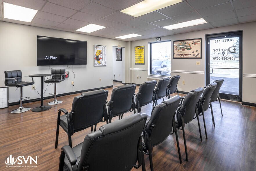 More Photos Of 1050 Enterprise Dr, Lexington Warehouse For Lease