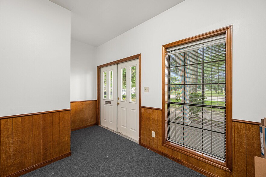 More Photos Of 1350 Avenue D, Katy Office For Sale