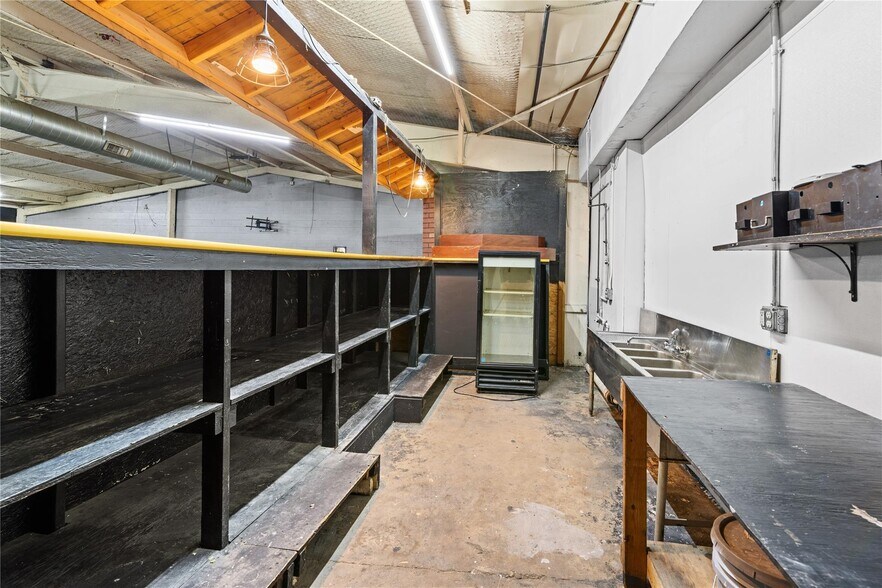 More Photos Of 125 Burrell Dr, Dallas Service For Lease