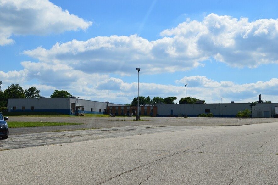 More Photos Of 557 E Tallmadge Ave, Akron Warehouse For Lease