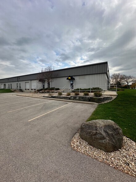 More Photos Of 2211-2219 Eagle Dr, Middleton Flex For Lease