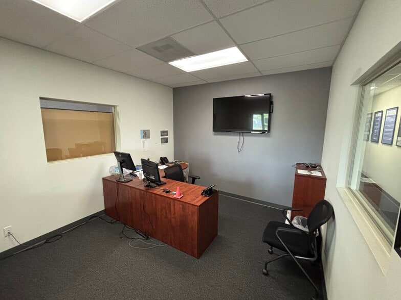More Photos Of 3543 Steelhead Run Dr NE, Albany Warehouse For Lease