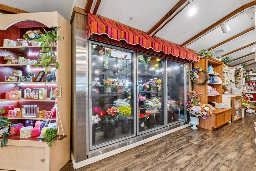 More Photos Of 1126 E State St, Sycamore Storefront Retail Residential For Sale