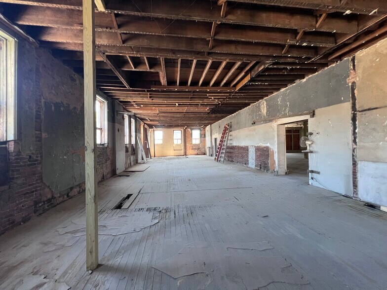 More Photos Of 335-341 S Main St, Memphis Storefront Retail Office For Sale