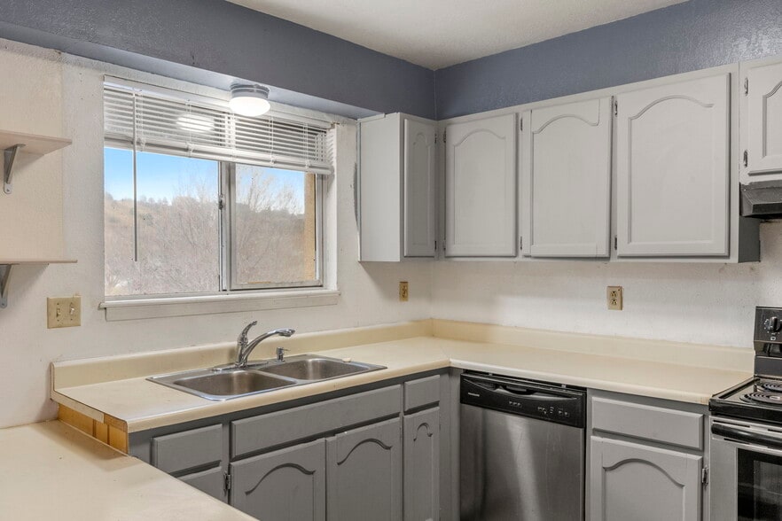 More Photos Of 2305 Split Rock Dr, Colorado Springs Apartments For Sale