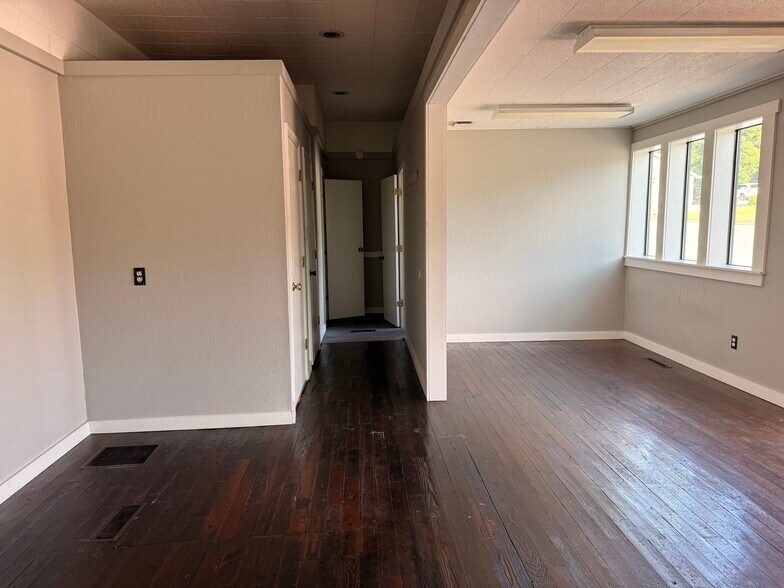 More Photos Of 117 60 Highway, Granby Service For Lease