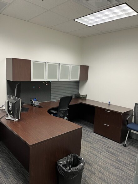 More Photos Of 1300 Chase Ave, Elk Grove Village Light Manufacturing For Sale