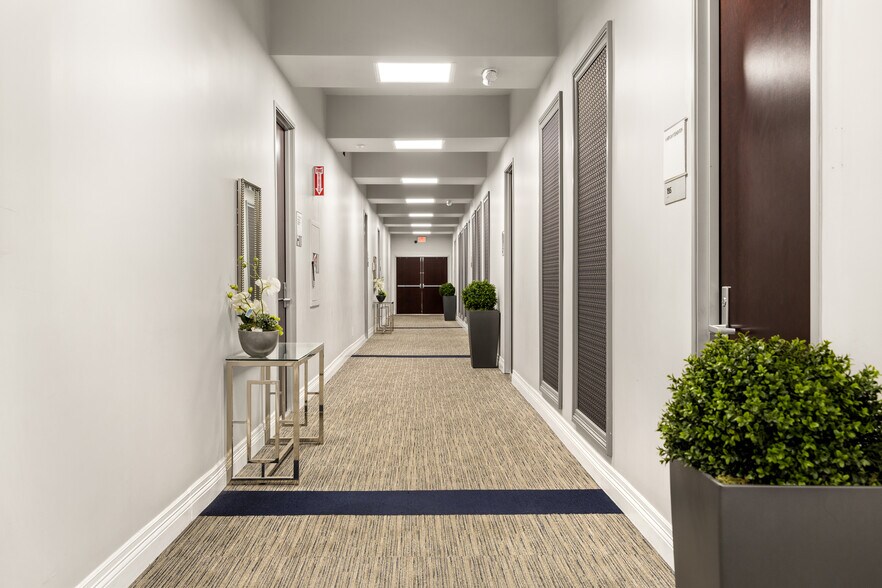 More Photos Of 20501 Ventura Blvd, Woodland Hills Office For Lease