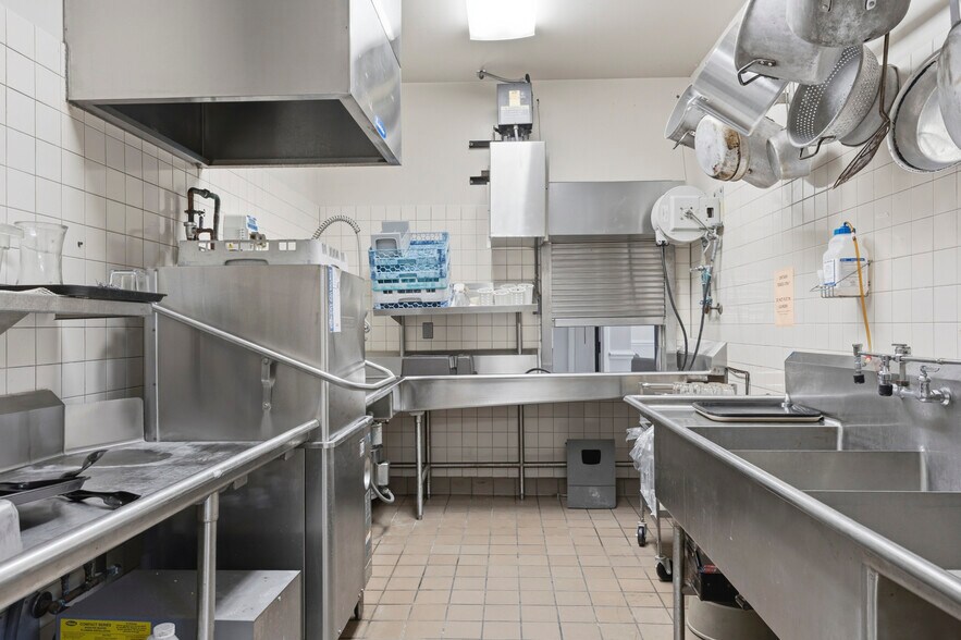 More Photos Of 450 Towne Center Blvd, Ridgeland Skilled Nursing Facility For Sale