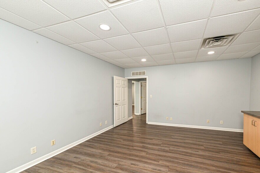 More Photos Of 3455 Shelby St, Indianapolis Office For Sale