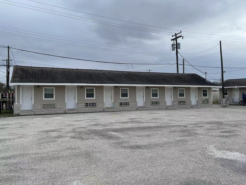 More Photos Of 405 W Jackson St, El Campo Hotel For Sale