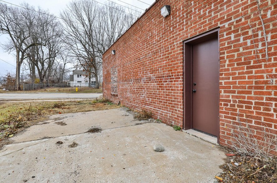 More Photos Of 1302 E Blaine St, Springfield Flex For Lease