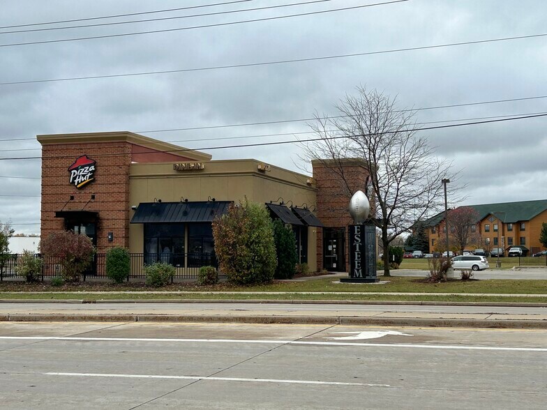More Photos Of 859 Lombardi Ave, Green Bay Restaurant For Sale