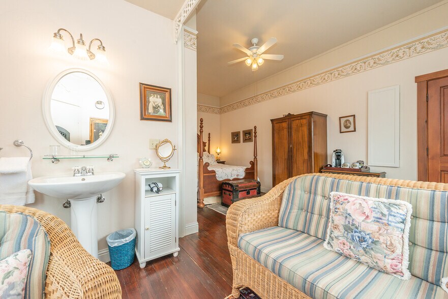 More Photos Of 481 Main St, Weaverville Hotel For Sale