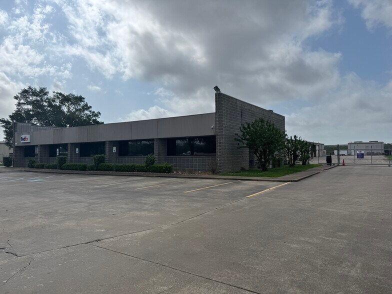 More Photos Of 3915 W Cardinal Dr, Beaumont Distribution For Lease