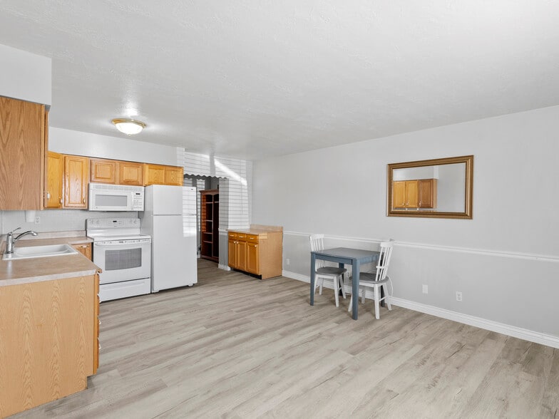 More Photos Of 307 S Main St, Huntington Hotel For Sale