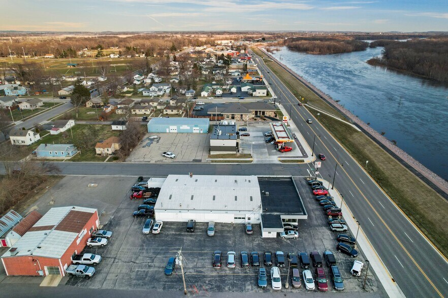 More Photos Of 515 E Wisconsin St, Portage Auto Dealership For Sale