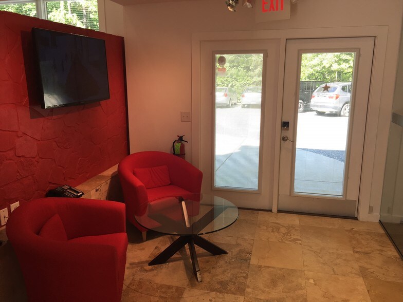 More Photos Of 1223 Walnut St, Cary Office For Lease