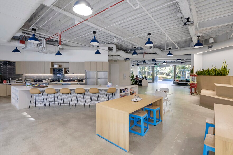 More Photos Of 345 N Maple Dr, Beverly Hills Office For Lease