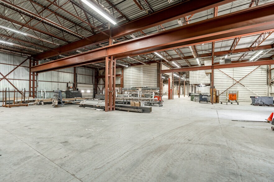 More Photos Of 115 Rue de Lauzon, Boucherville Manufacturing For Lease