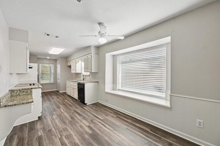 More Photos Of 300 Paul Wilson Rd, Wylie Showroom For Lease