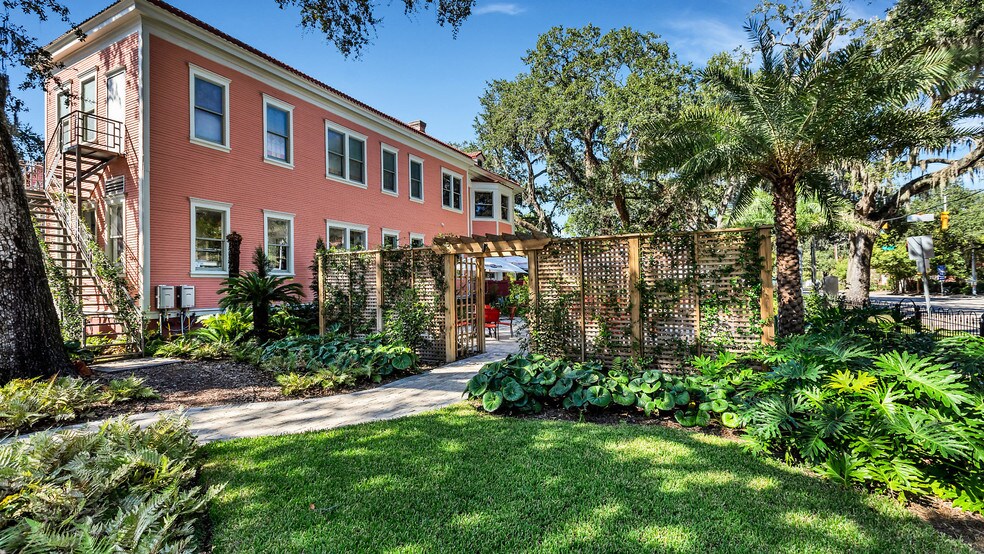 More Photos Of 119 E 37th St, Savannah Restaurant For Sale