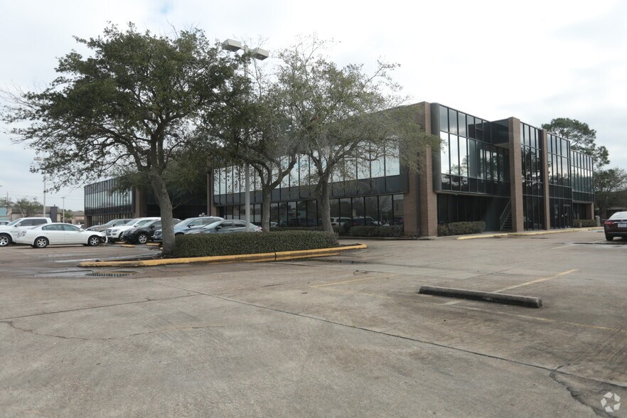 More Photos Of 16850 Saturn Ln, Houston Office For Lease