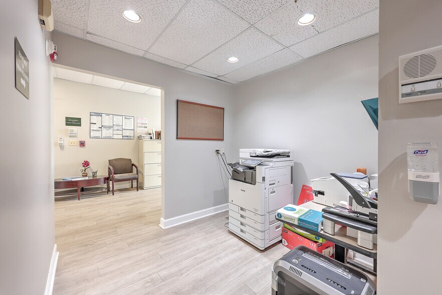 More Photos Of 494-496 King St, Charleston Storefront Retail Office For Lease