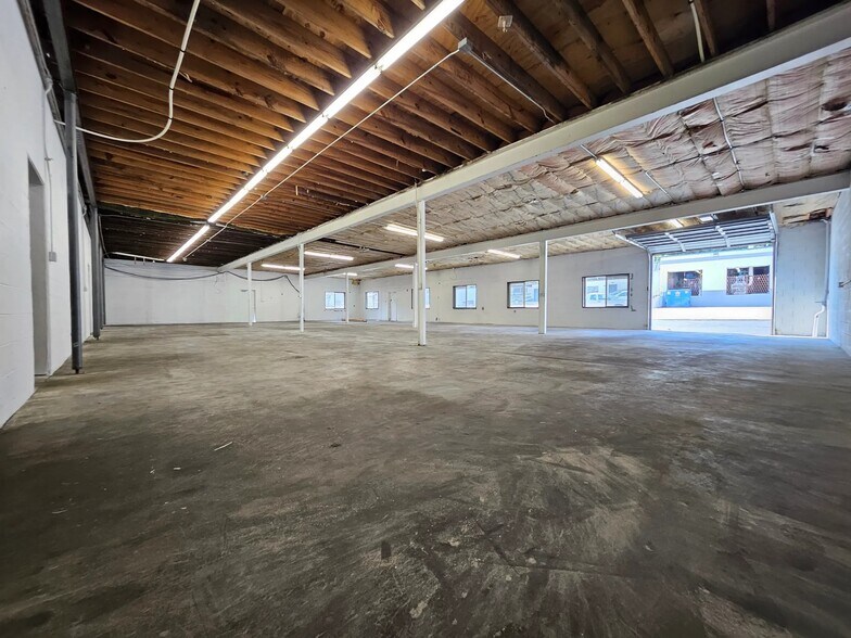 More Photos Of 1433 W Lark Industrial Dr, Fenton Warehouse For Sale
