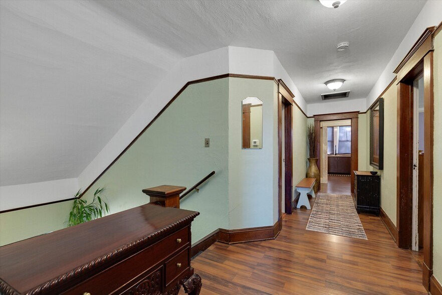 More Photos Of 835 N Main Ave, Gresham General Retail For Sale