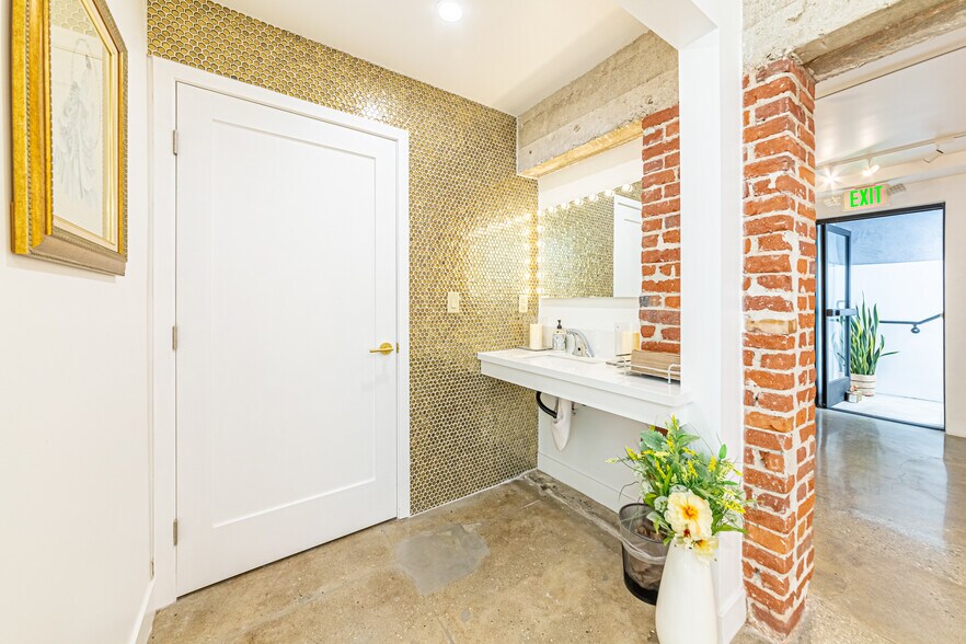 More Photos Of 330 N Western Ave, Los Angeles Storefront Retail Office For Lease