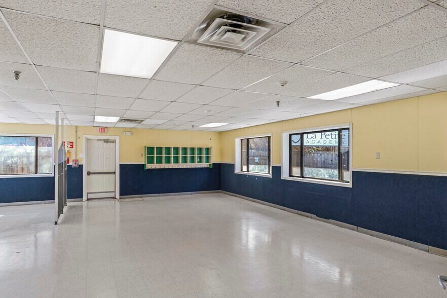 More Photos Of 211 Edds Ln, Sterling Schools For Sale