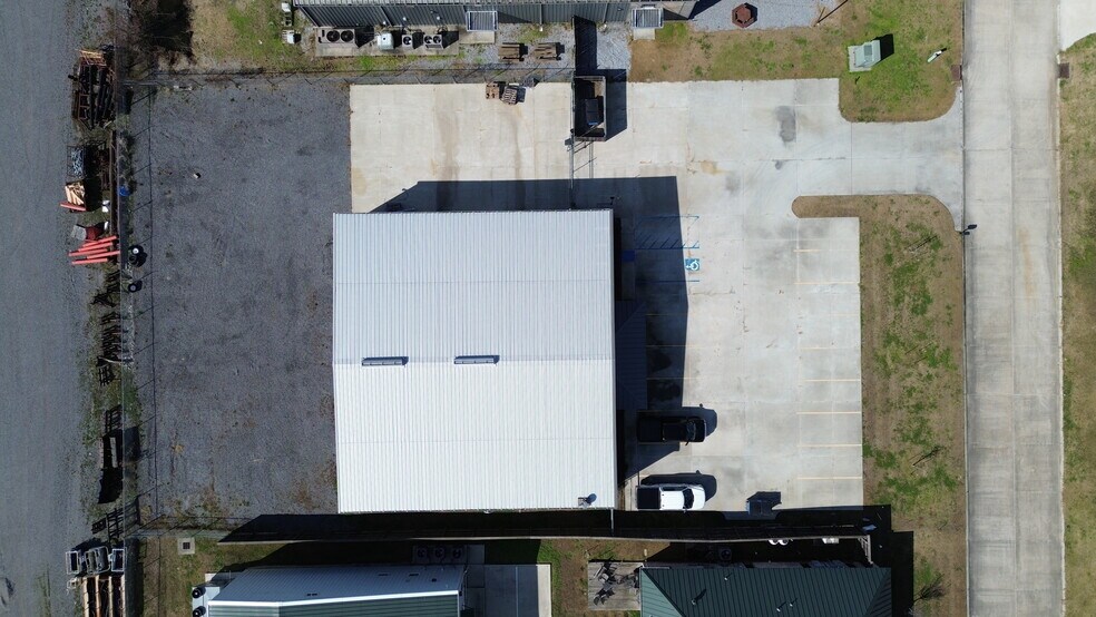 More Photos Of 481 W Eastbank Dr, Gonzales Warehouse For Lease