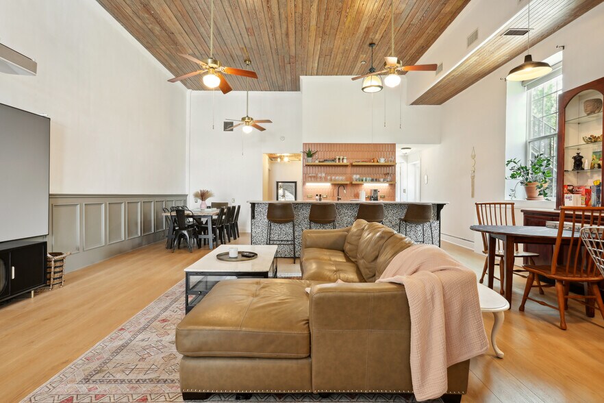 More Photos Of 4 Depot st, Elgin Hotel For Sale