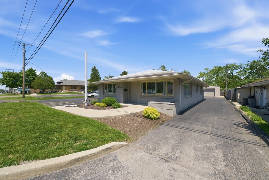 More Photos Of 2304 Plainfield Rd, Crest Hill Medical For Sale