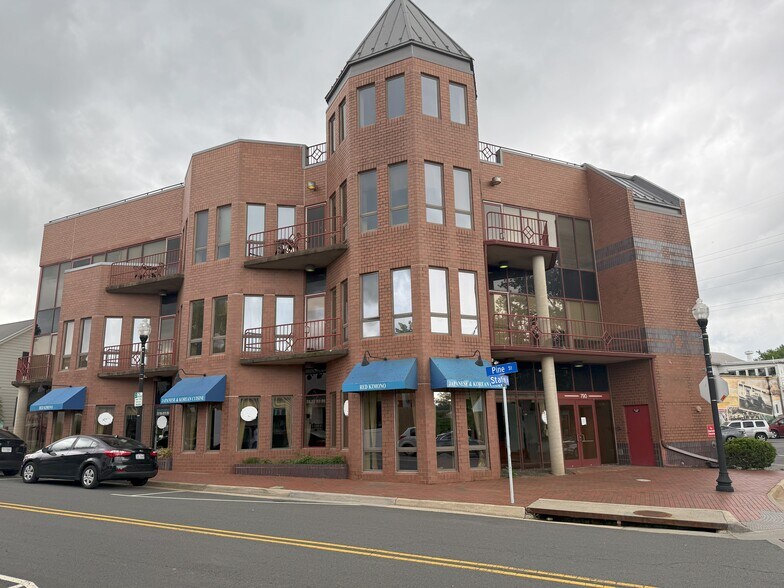 More Photos Of 790 Station St, Herndon Loft Creative Space For Lease