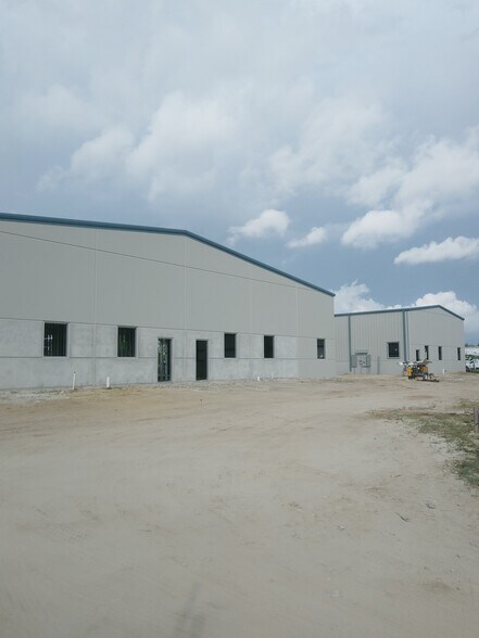 More Photos Of 3350 Palm Ave, Fort Myers Warehouse For Lease
