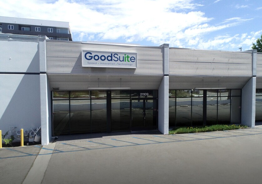 More Photos Of 21101-21115 Oxnard St, Woodland Hills Light Distribution For Lease