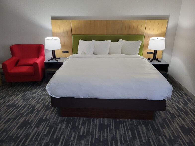 More Photos Of 1301 W Bond Cir, Lincoln Hotel For Sale