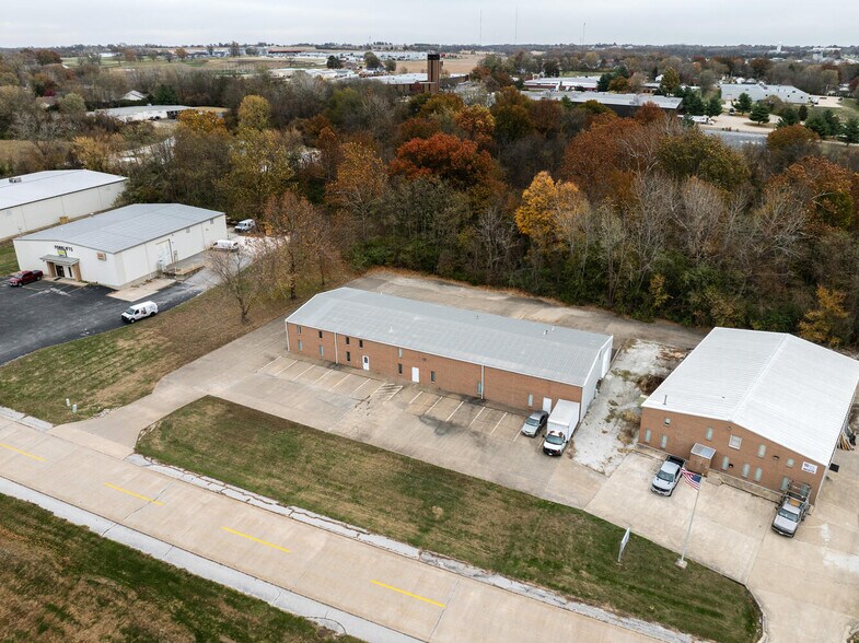 More Photos Of 2414 W Schneidman Dr, Quincy Industrial For Lease