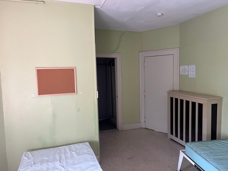 More Photos Of 205 Retreat Ave, Hartford Office Residential For Sale