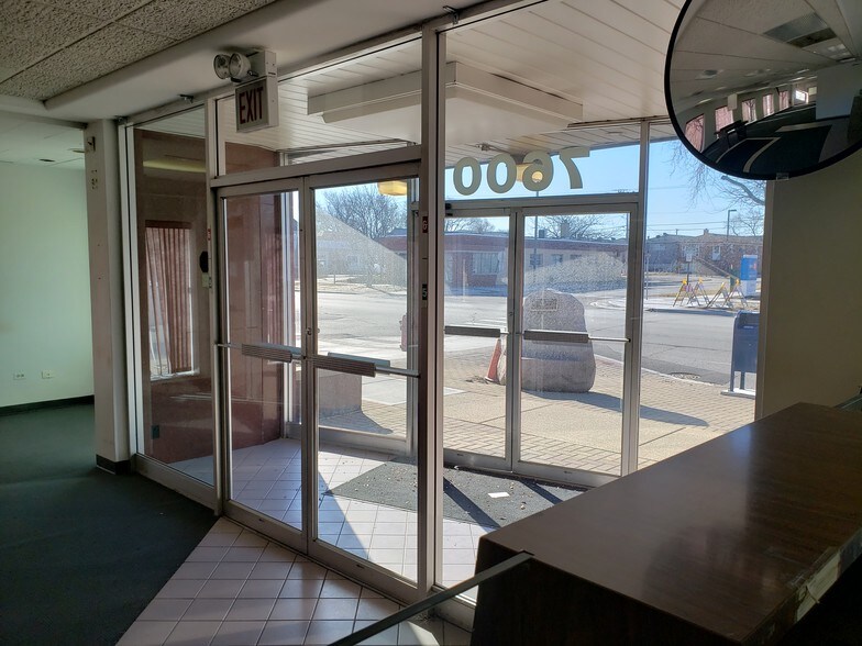 More Photos Of 7600 W 63rd St, Summit General Retail For Sale