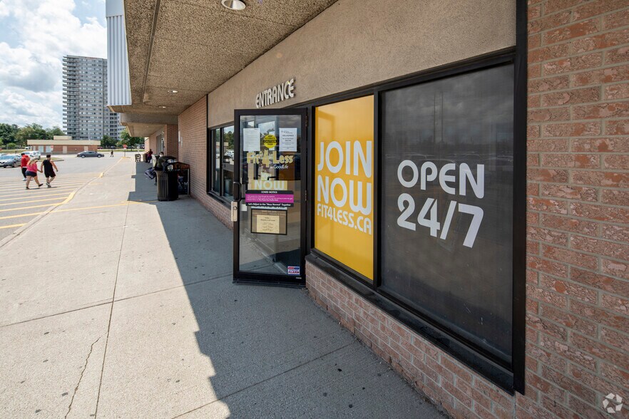 More Photos Of 499 Main St S, Brampton General Retail For Lease