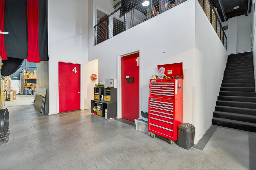 More Photos Of 435-437 N Varney St, Burbank Warehouse For Lease